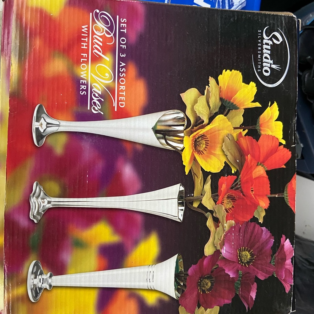 New I’m box set of 3 bud vases with flowers